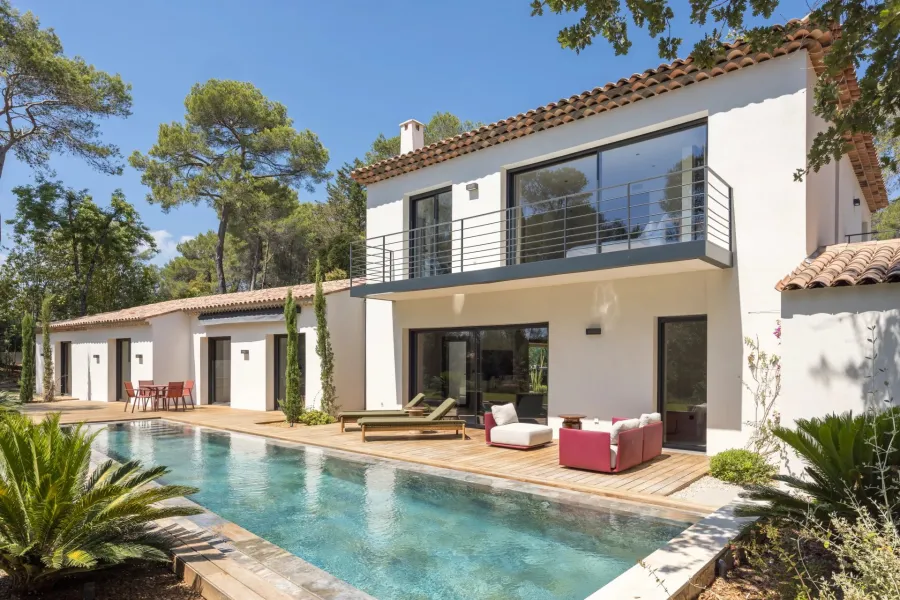 Mougins – Villa familiale rénovée dans un domaine confidentiel - 3