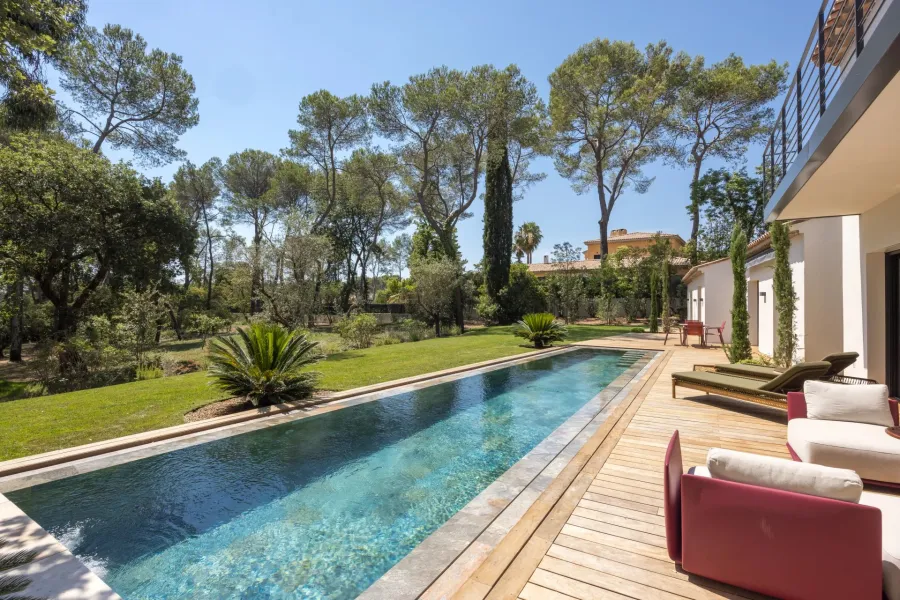 Mougins – Villa familiale rénovée dans un domaine confidentiel - 2