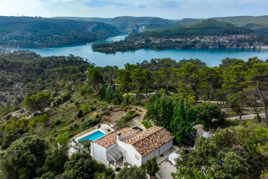 Vue panoramique exceptionnelle sur le lac d'Esparron – Au cœur des Gorges du Verdon