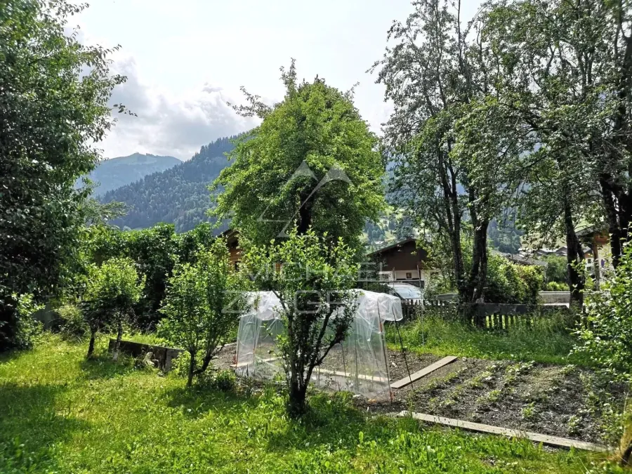 Terrain constructible au coeur de Praz-Sur-Arly -  "Tout à pied"