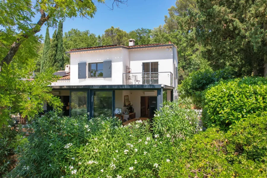 Aix-en-Provence – Propriété avec piscine au coeur d'un écrin de verdure - 2
