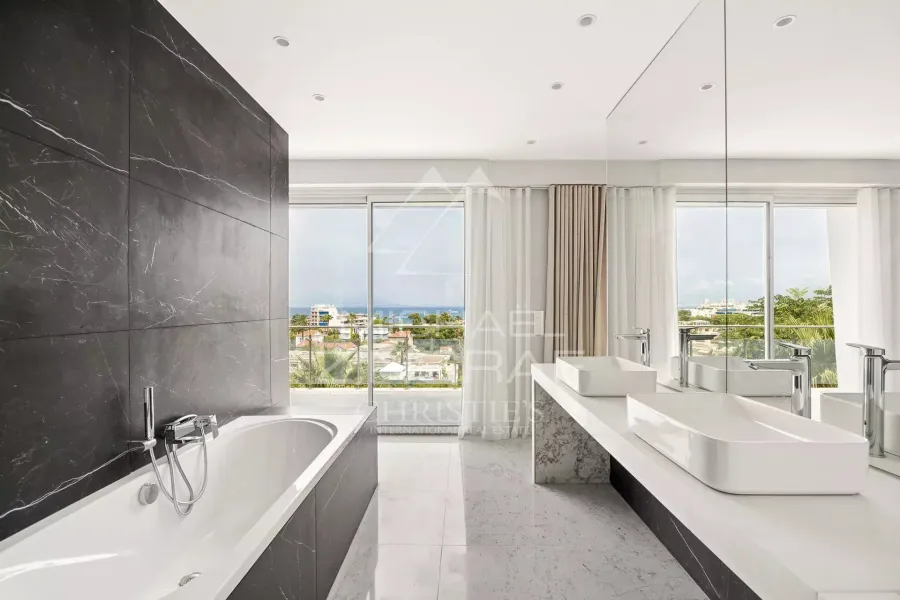SPLENDIDE VILLA CONTEMPORAINE RÉNOVÉE  DE 320 M² SITUÉE DANS UN DOMAINE PRIVÉ - 5