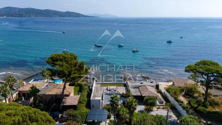 Villa pieds dans l'eau entre Cannes et Saint Tropez - EXCLUSIVITE