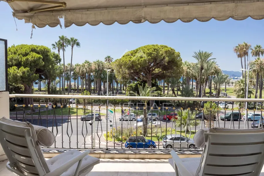Cannes – Croisette – 2 pièces à rafraîchir avec terrasse face à la mer