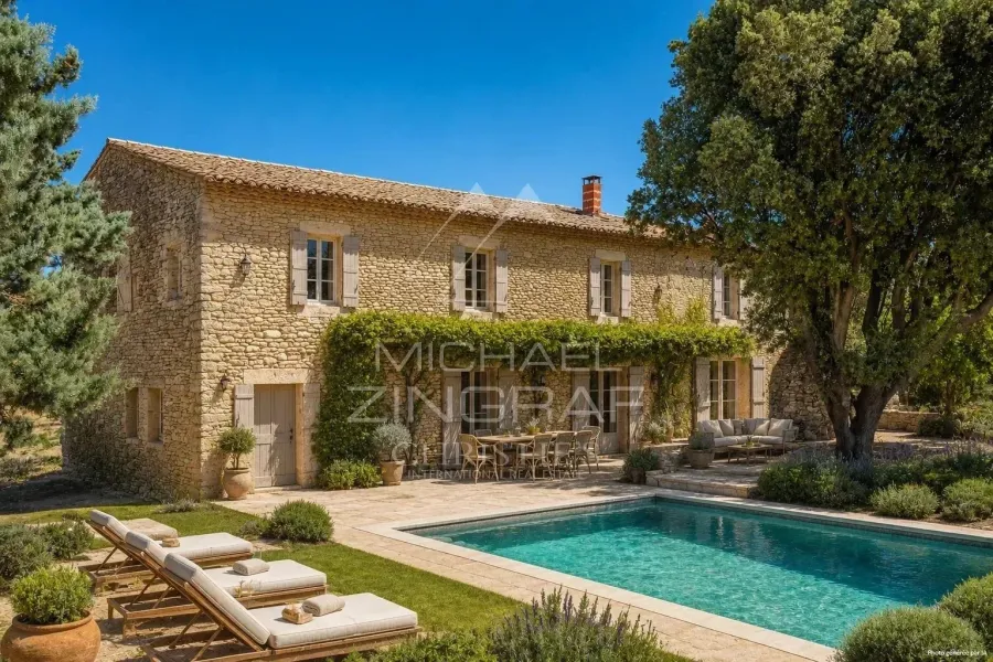 Rare : mas XVIIIe authentique à rénover avec panorama sur le Luberon