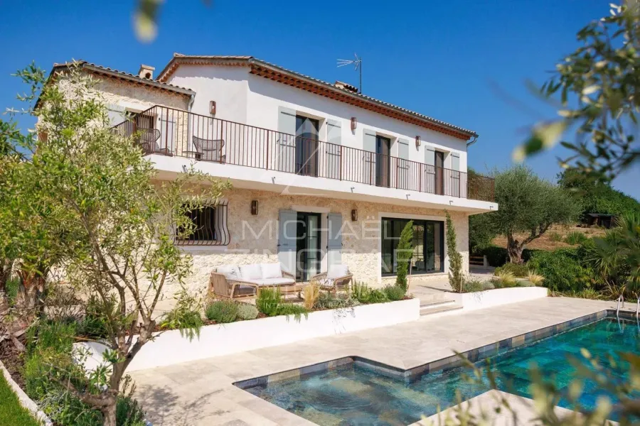 Vue panoramique sur le village de Saint Paul de Vence
