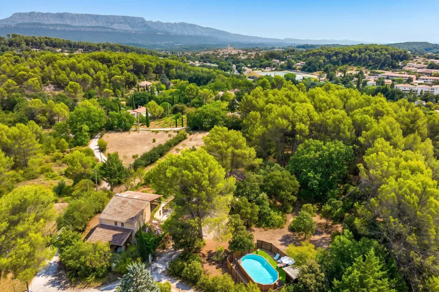 A 14 km d'Aix en Provence, maison familiale avec deux logements, oliveraie