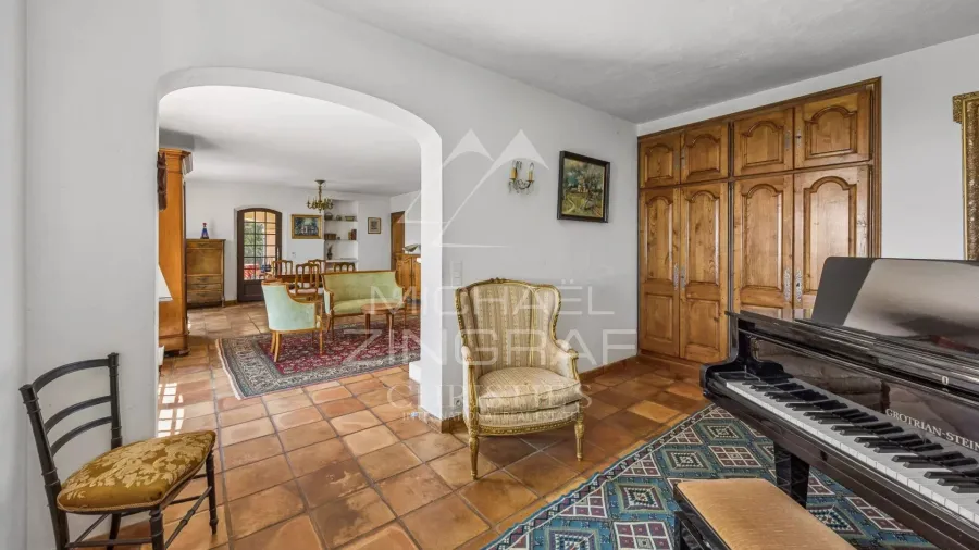A prime location for this property, set in an elevated position with sea views - 9