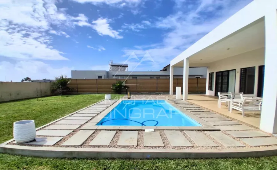 Villa familiale élégante avec piscine à Charmoses