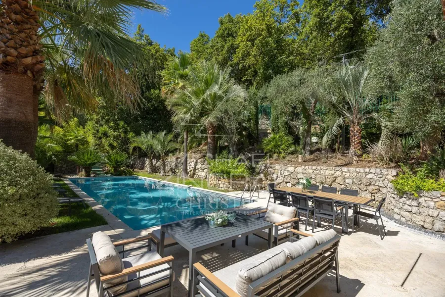 Grasse – Élégante villa rénovée avec piscine et vue dégagée - 2