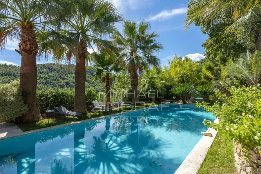 Grasse – Élégante villa rénovée avec piscine et vue dégagée - 3