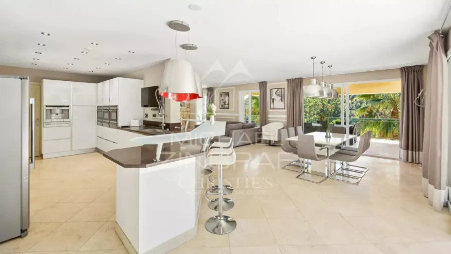 Grasse – Élégante villa rénovée avec piscine et vue dégagée - 6