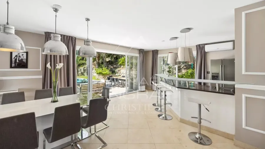 Grasse – Élégante villa rénovée avec piscine et vue dégagée - 5