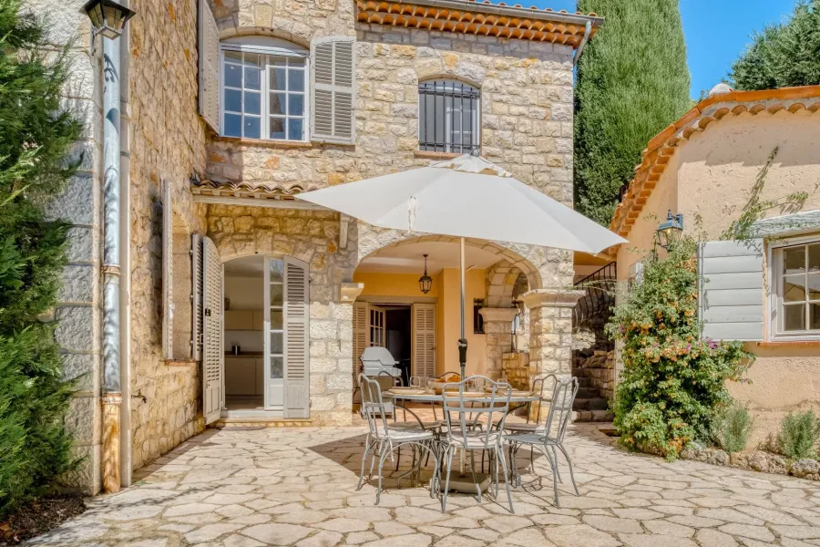 Chateauneuf-Grasse - Charmante villa en pierres avec vue mer - 5 chambres - 6