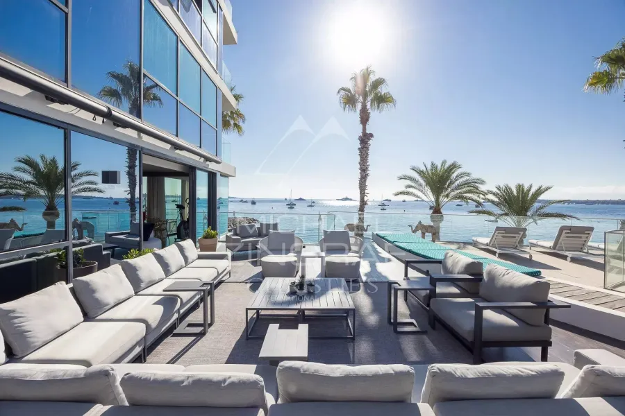 Cannes Palm Beach — Außergewöhnliches Triplex-Apartment mit 462 m² in erster Meereslinie mit Terrassen und Garten - 1