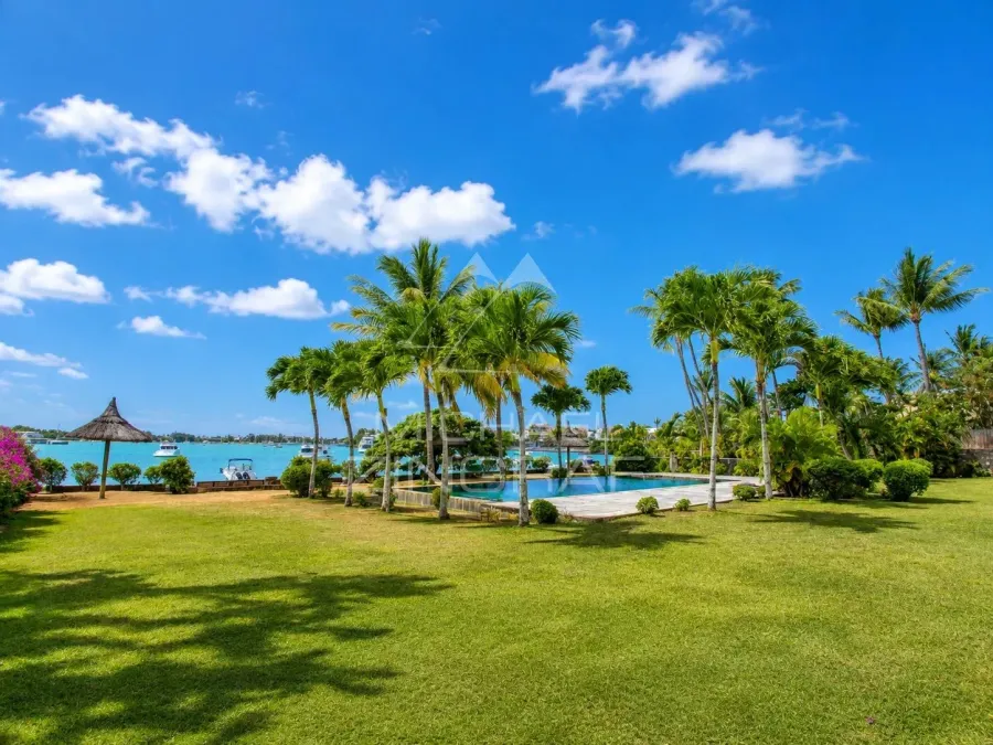 Villa pieds dans l’eau avec vue exceptionnelle à Pointe aux Canonniers - 2
