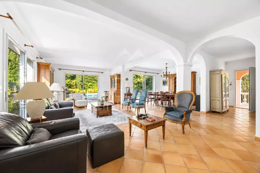 Exclusivité - A l’orée du Cap d’Antibes – Une adresse privilégiée entre mer et commerces - 2