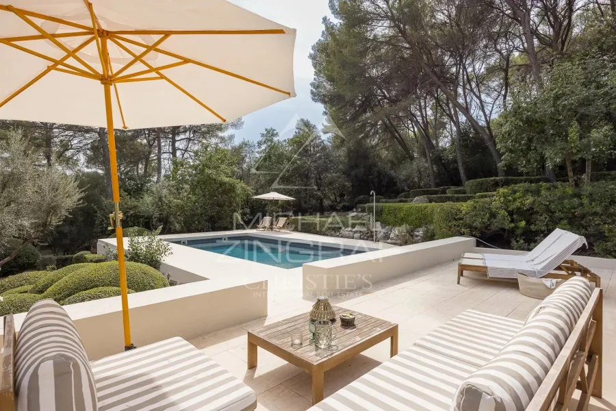 Proche Saint-Paul-de-Vence : Propriété rénovée au sein d'un parc paysager de 6000m2 - 2