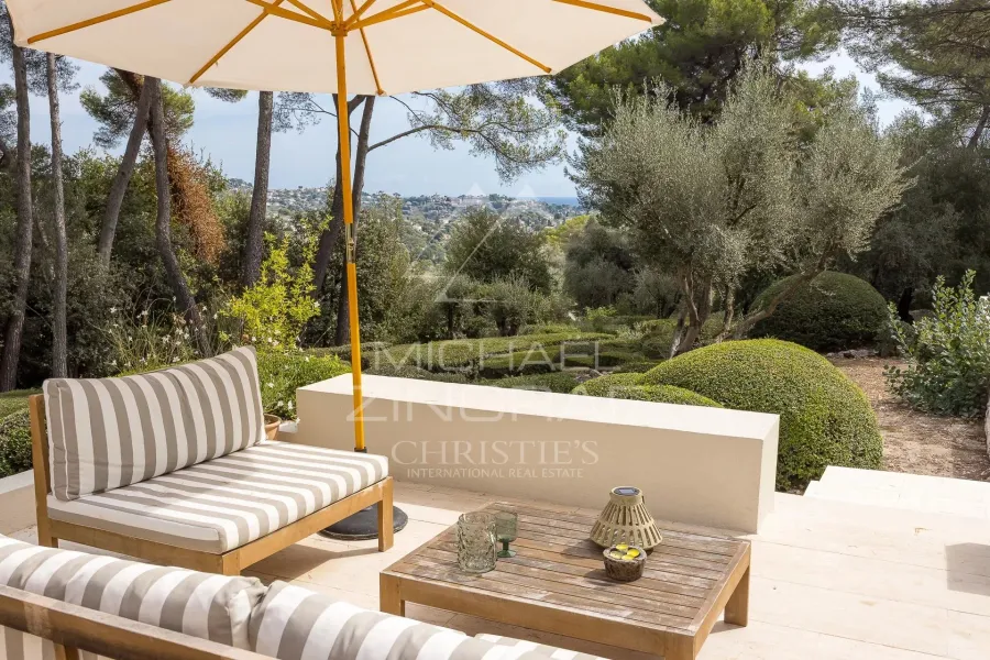 Proche Saint-Paul-de-Vence : Propriété rénovée au sein d'un parc paysager de 6000m2 - 3