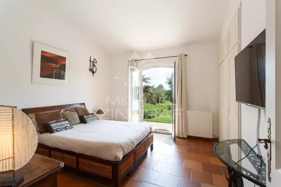 Villa Provençale d’Exception avec Vue Dégagée et Jardin de 4 375 m² à Plascassier - 9