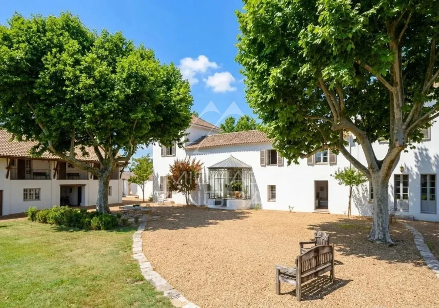 Sublime mas de 1850 au cœur de la Petite Camargue — Domaine d'exception sur 17 hectares - 2