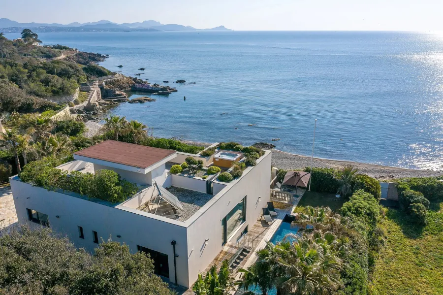 Saint-Aygulf – Contemporary Seafront Villa with Direct Beach Access - 1