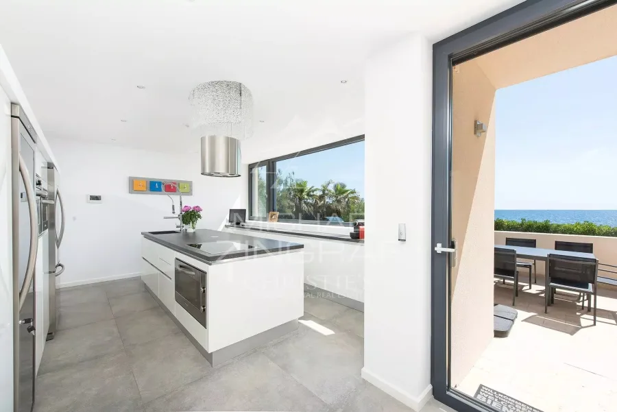 Proche Cannes - Villa moderne pieds dans l'eau - 8