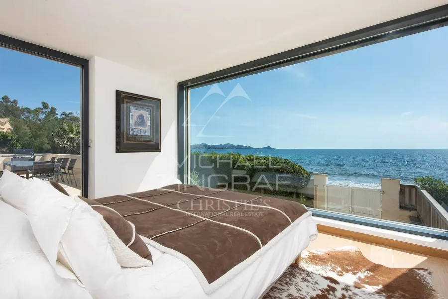Proche Cannes - Villa moderne pieds dans l'eau - 9