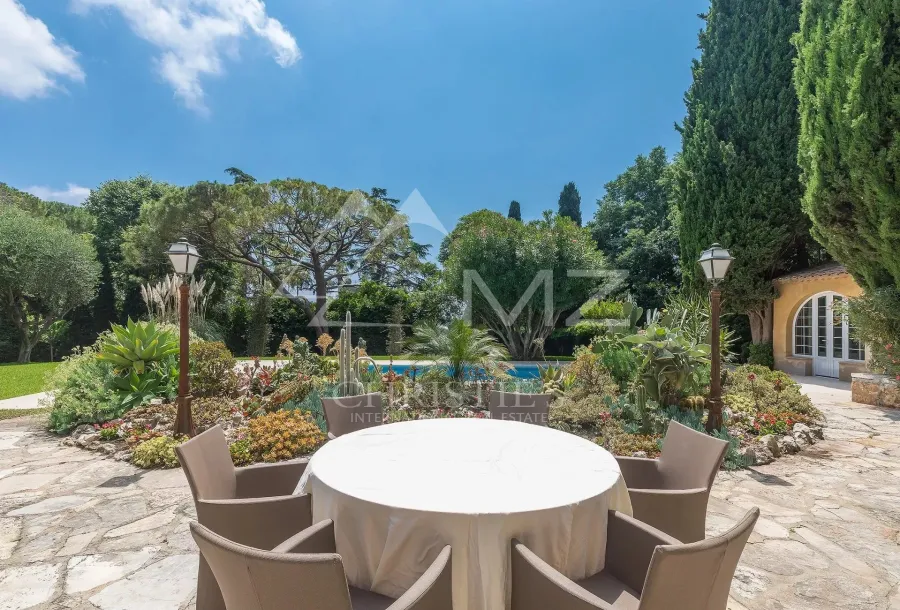 Demeure provençale nichée au cœur d'un domaine privé - Antibes - 2