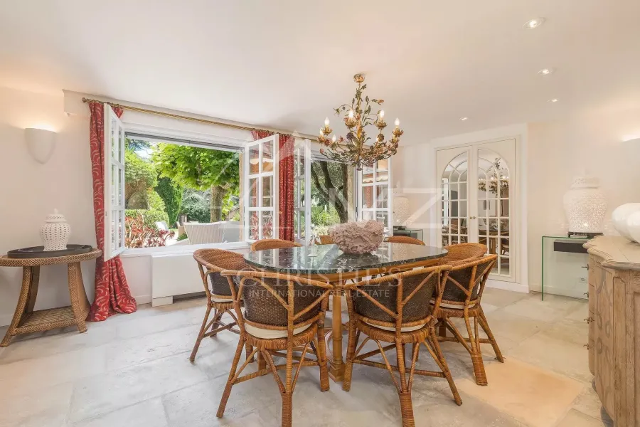 Demeure provençale nichée au cœur d'un domaine privé - Antibes - 8