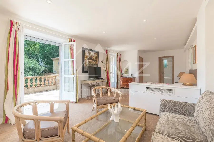 Demeure provençale nichée au cœur d'un domaine privé - Antibes - 9