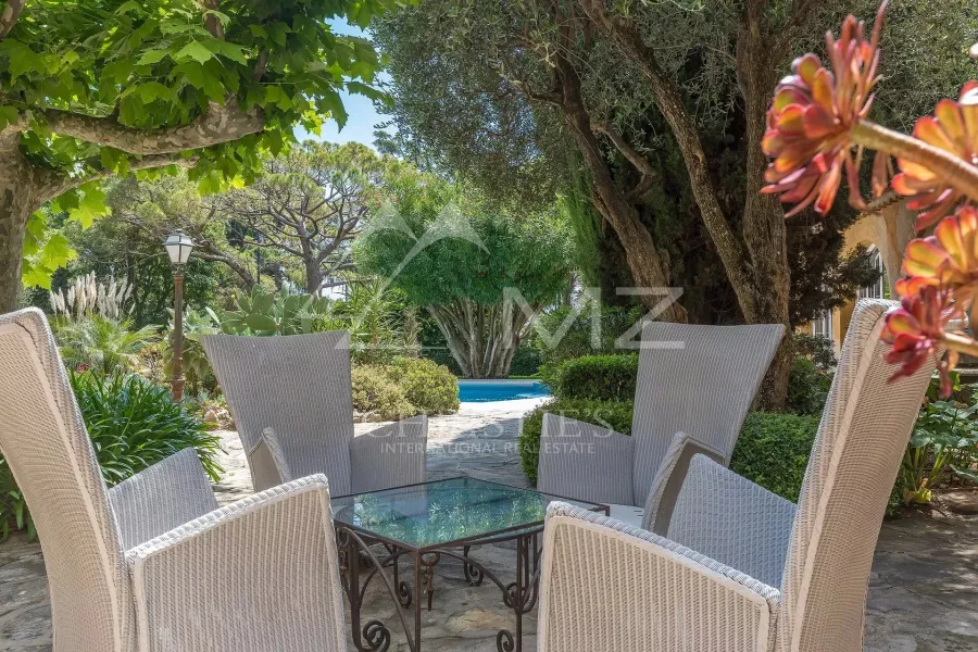 Demeure provençale nichée au cœur d'un domaine privé - Antibes - 3