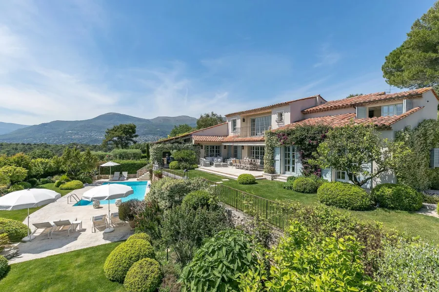 Proche Saint-Paul de Vence - Magnifique villa entièrement rénovée - 1