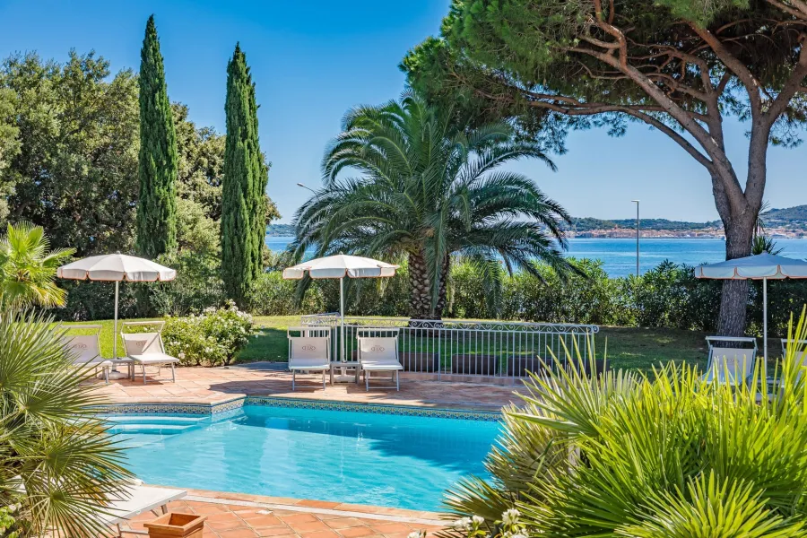 Propriété de prestige face à la mer, à pied de la plage