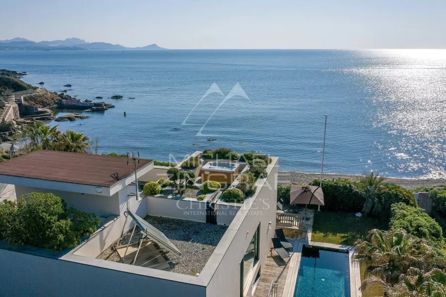 Proche Cannes - Villa moderne pieds dans l'eau