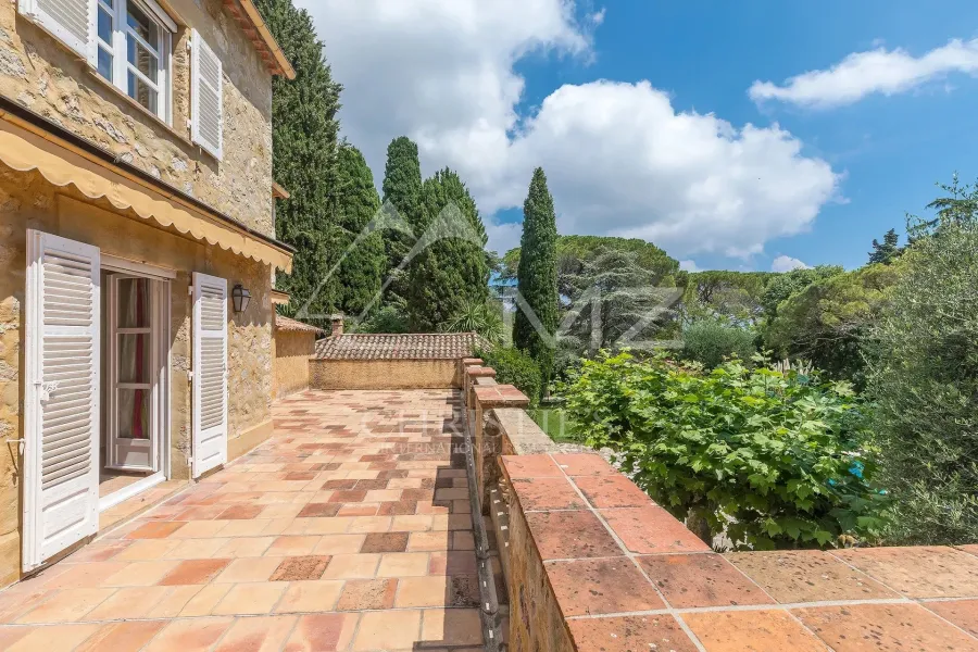 Demeure provençale nichée au cœur d'un domaine privé - Antibes - 4