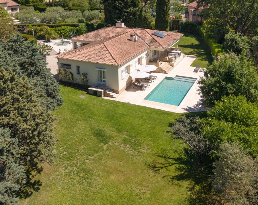 Propriété verdoyante proche du village