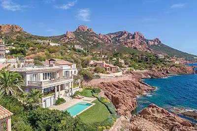villa pied dans l'eau à louer cote d'azur